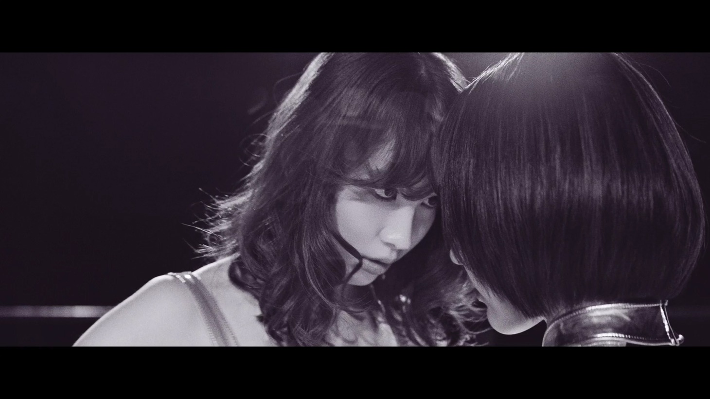 AKB48「シュートサイン」ミュージックビデオのワンシーン。(c)AKS