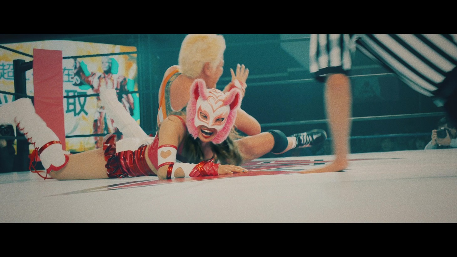 AKB48「シュートサイン」ミュージックビデオのワンシーン。(c)AKS