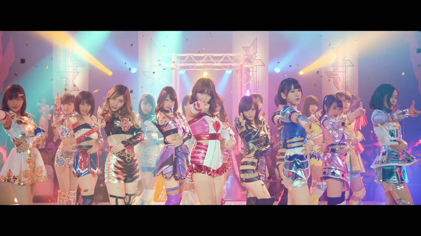 AKB48「シュートサイン」ミュージックビデオのワンシーン。(c)AKS