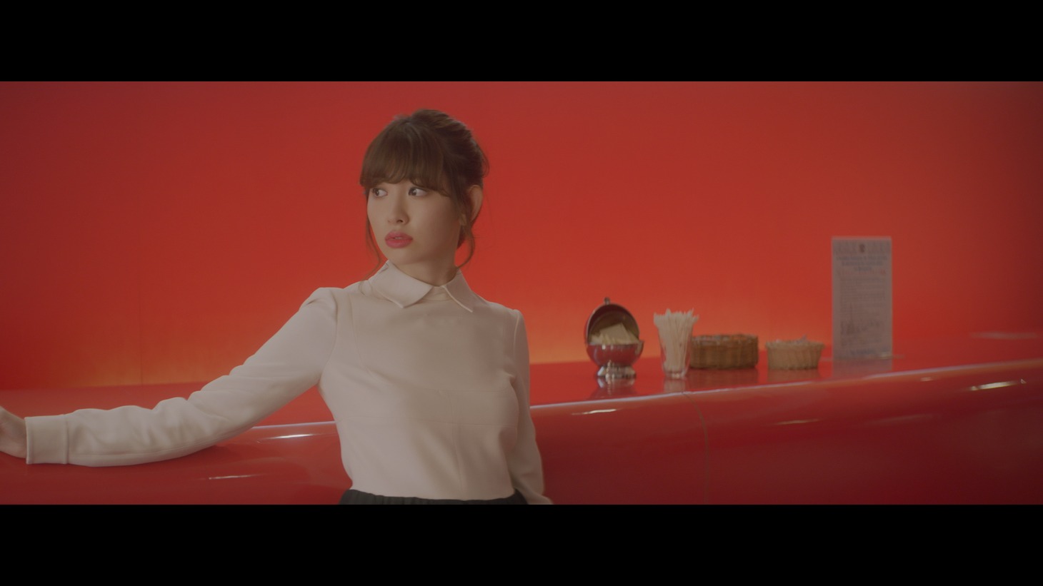 AKB48「気づかれないように…」ミュージックビデオのワンシーン。(c)AKS
