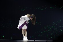 深く一礼する橋本奈々未。 （c）乃木坂46 LLC