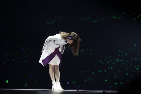 深く一礼する橋本奈々未。 (c)乃木坂46 LLC