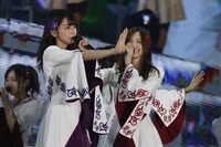 橋本奈々未（左）と白石麻衣（右）。 （c）乃木坂46 LLC