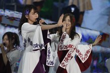 橋本奈々未（左）と白石麻衣（右）。 （c）乃木坂46 LLC