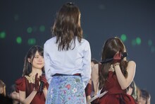手紙を読んで号泣する白石麻衣（右）と、生田絵梨花（左）。 （c）乃木坂46 LLC
