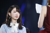 白石麻衣からの手紙に涙ぐむ橋本奈々未。 （c）乃木坂46 LLC