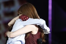 抱き合う橋本奈々未と白石麻衣。 （c）乃木坂46 LLC