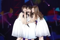 左から松村沙友理、橋本奈々未、白石麻衣。 （c）乃木坂46 LLC
