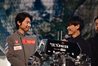 左からHAKUTO代表の袴田武史氏、山口一郎（サカナクション）。