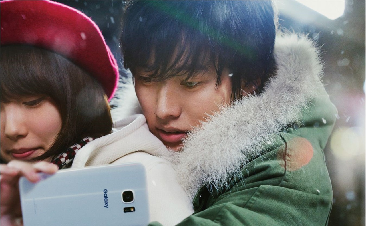 スマートフォン「Galaxy S7 edge」のテレビCMのワンシーン。