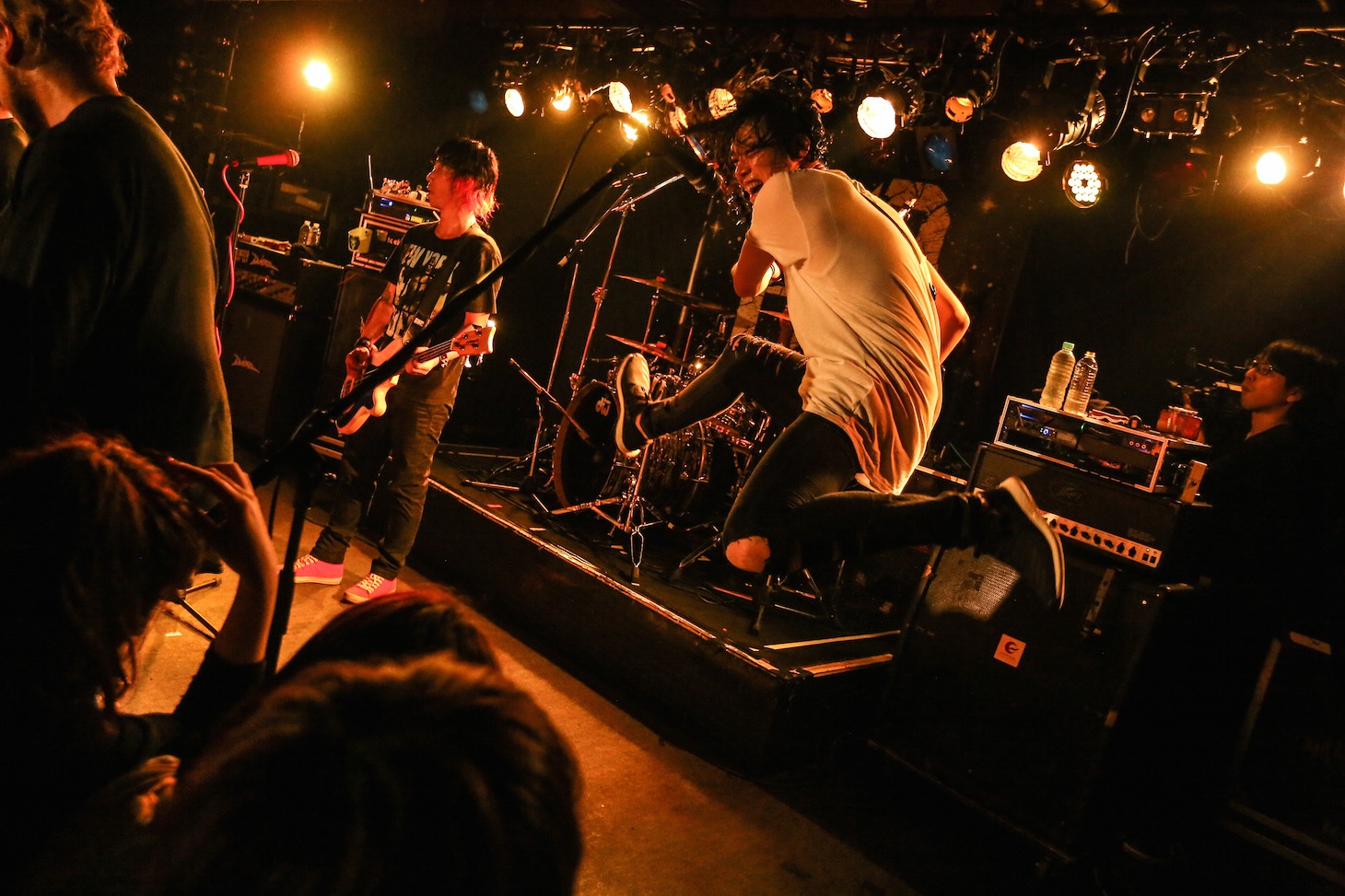 左からNAMBA（Vo, B） 、ko-hey（G, Cho）。（Photo by Suzuki Kouhei）