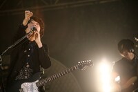 sumikaのステージ。（Photo by Suzuki Kouhei）