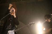 sumikaのステージ。（Photo by Suzuki Kouhei）