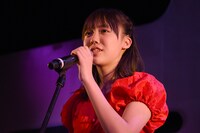 マイクスタンドを使ってT.M.Revolution「last resort」を歌唱する川瀬あやめ。