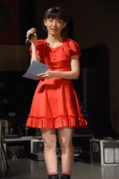 「チョコ0個の男子をなぐさめろ！ だったら○○じゃないか選手権！」の進行を務める水春。