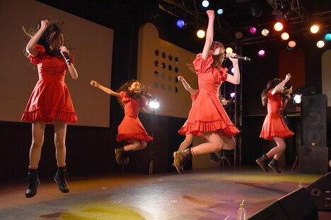 曲中に勢いよくジャンプする桜エビ~ず。