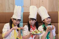 左から岡崎百々子、山出愛子、日高麻鈴。