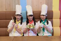 左から岡崎百々子、山出愛子、日高麻鈴。