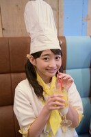 「ヨーグルト＆マンゴー ダブルでHAPPY 沢山、冒険してみてね▽▽マンゴー～ヨーグルトドリンク～」を飲む岡崎百々子。