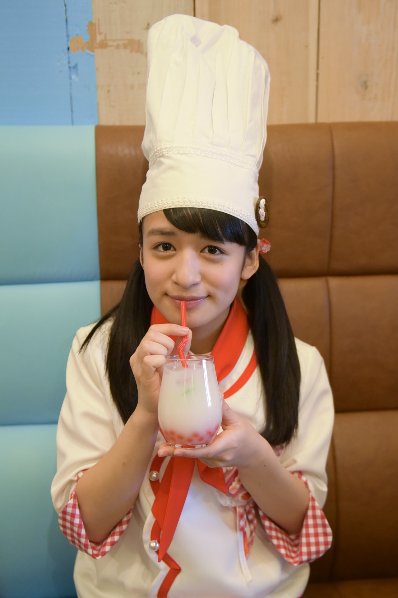 「つぶつぶ 15▽さくらカルピス～イチゴジュースゼリー、カルピス～」を飲む山出愛子。