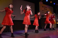 ペンライトを持ってパフォーマンスする桜エビ～ず