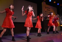 ペンライトを持ってパフォーマンスする桜エビ～ず