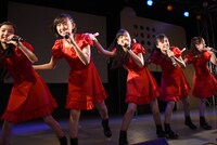 ペンライトを持って歌う桜エビ～ず。