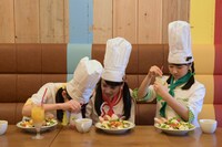 左からイチゴジュースゼリーをつぶす岡崎百々子、それを不安げに見つめる山出愛子、マイペースにアイスを溶かす日高麻鈴。