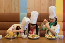 左からイチゴジュースゼリーをつぶす岡崎百々子、それを不安げに見つめる山出愛子、マイペースにアイスを溶かす日高麻鈴。