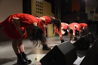 ファンにお辞儀をする桜エビ～ず。