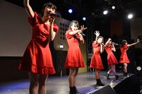 ファンに手を振りステージを去る桜エビ～ず。