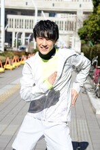 「次ナルTV-G」MCのユースケ（超特急）。(c)フジテレビ