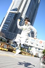 「次ナルTV-G」MCのユースケ（超特急）。(c)フジテレビ