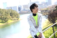 「次ナルTV-G」MCのユースケ（超特急）。(c)フジテレビ