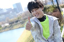 「次ナルTV-G」MCのユースケ（超特急）。(c)フジテレビ