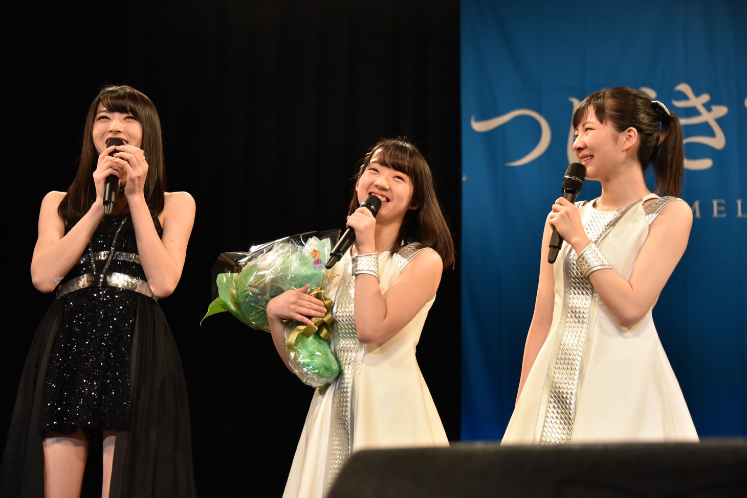 ℃-uteのリーダー矢島舞美（左）から祝福の花束を受け取ったつばきファクトリーのリーダー山岸理子（中央）。