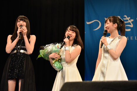 ℃-uteのリーダー矢島舞美(左)から祝福の花束を受け取ったつばきファクトリーのリーダー山岸理子(中央)。