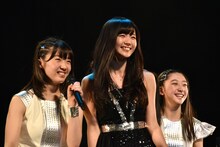 左から山岸理子、鈴木愛理（℃-ute）、秋山眞緒。