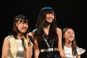 左から山岸理子、鈴木愛理(℃-ute)、秋山眞緒。