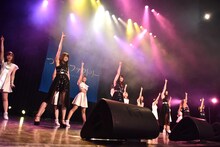 ℃-uteとつばきファクトリーによるコラボレーションの様子。