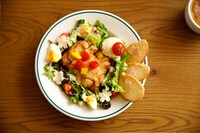 「サラダでシャキッと！ チキンでカリッと！ ダバダ♪サラダ with カリカリチキン～ミニパティカラフルドリンクもどうぞ▽～」のサラダ。