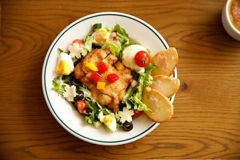 「サラダでシャキッと！ チキンでカリッと！ ダバダ♪サラダ with カリカリチキン～ミニパティカラフルドリンクもどうぞ▽～」のサラダ。