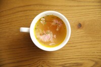 「サラダでシャキッと！ チキンでカリッと！ ダバダ♪サラダ with カリカリチキン～ミニパティカラフルドリンクもどうぞ▽～」のスープ。