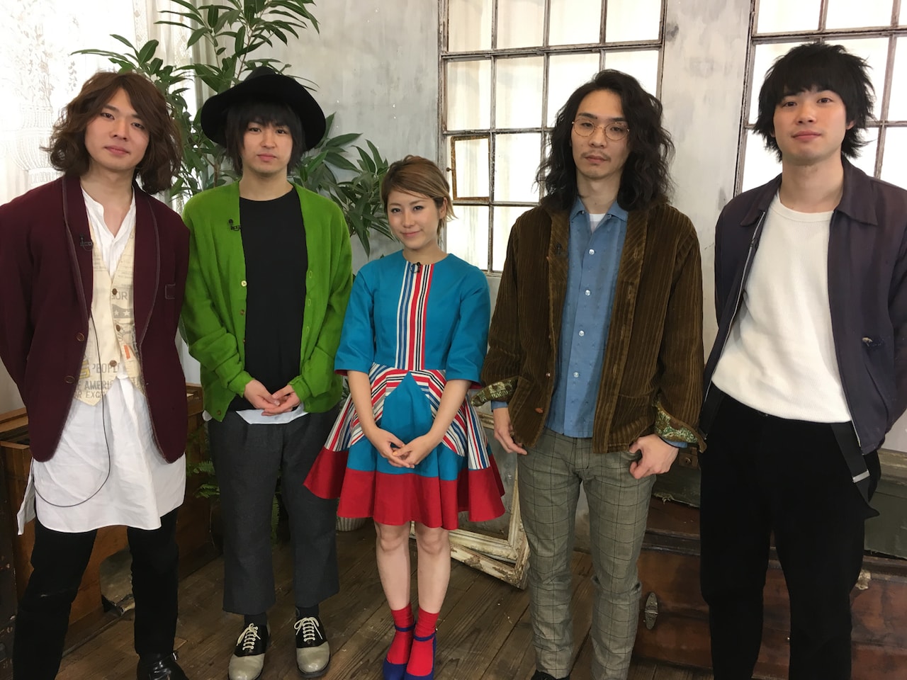 黒猫チェルシーとMCのIMALU（中央）。
