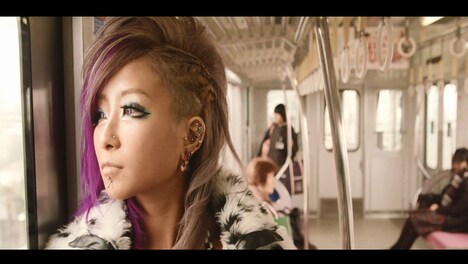 平井堅「僕の心をつくってよ」のミュージックビデオのワンシーン。