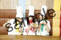 「サラダでシャキッと！ チキンでカリッと！ ダバダ♪サラダ with カリカリチキン～ミニパティカラフルドリンクもどうぞ▽～」の特典生写真サンプル（梅田NU茶屋町店Ver.）。