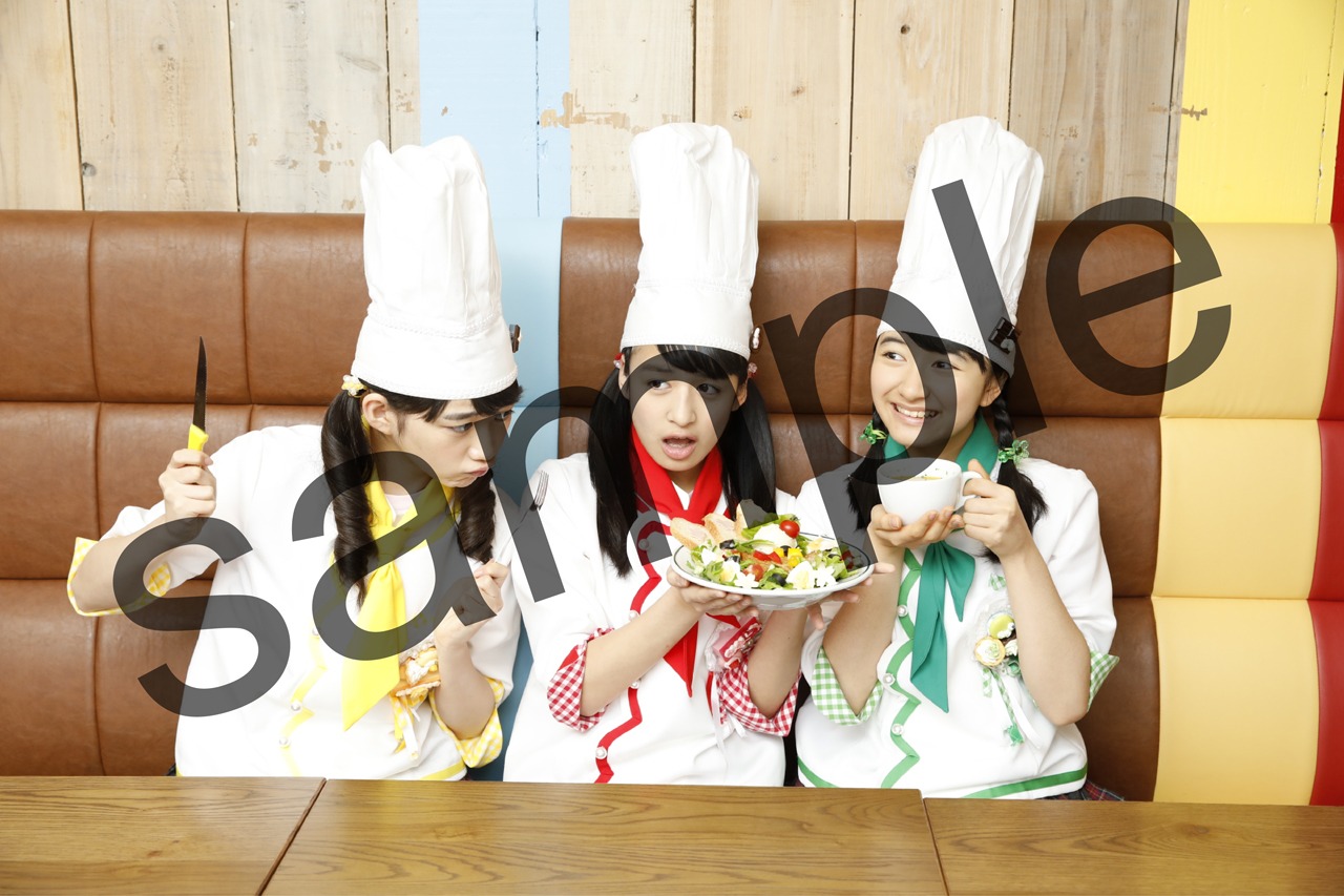 「サラダでシャキッと！ チキンでカリッと！ ダバダ♪サラダ with カリカリチキン～ミニパティカラフルドリンクもどうぞ▽～」の特典生写真サンプル（梅田NU茶屋町店Ver.）。