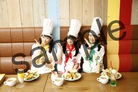 「サラダでシャキッと！ チキンでカリッと！ ダバダ♪サラダ with カリカリチキン～ミニパティカラフルドリンクもどうぞ▽～」の特典生写真サンプル（表参道店Ver.）。