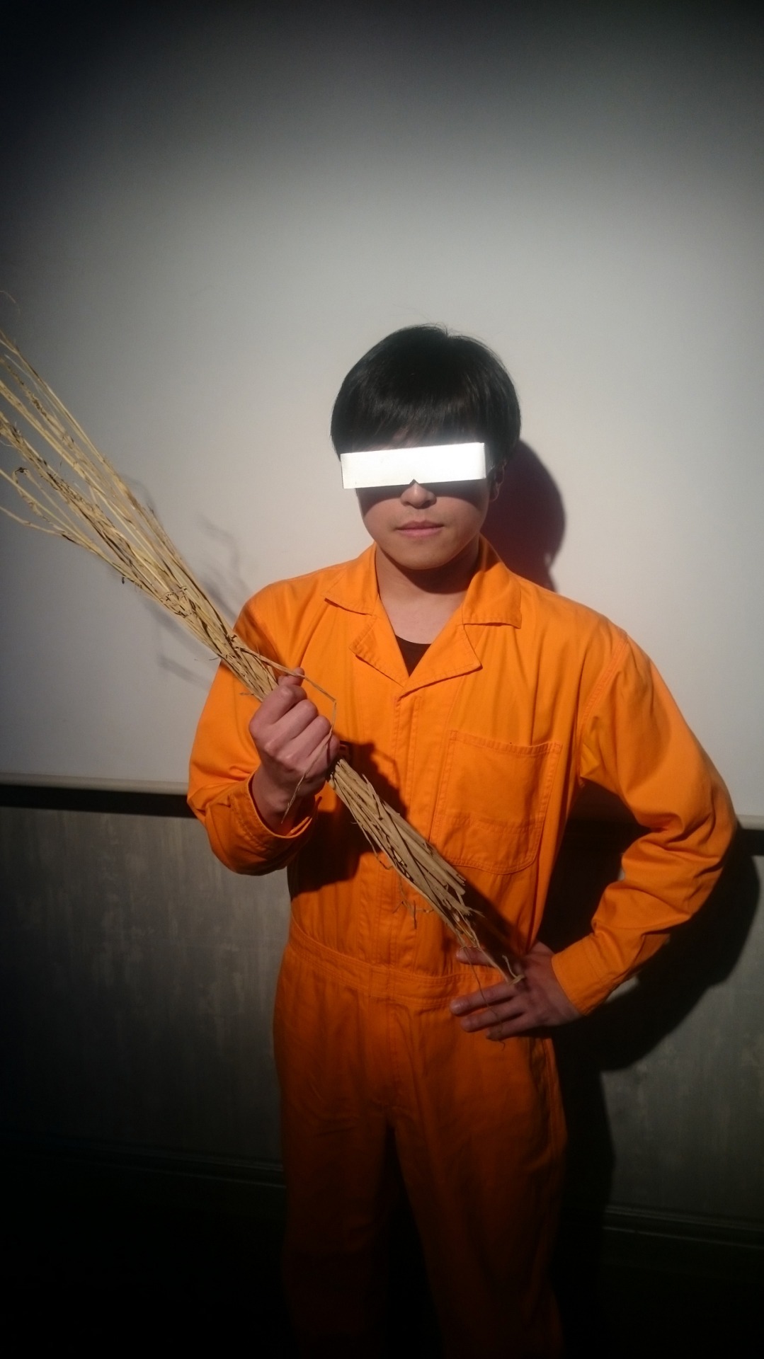 大事なわらしべを握るハヤシ。