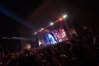 「Laughin' 10周年突入記念イベント La族がまたやって来た、ジュー！ジュー！ジュー！」の様子。(c)フジテレビ